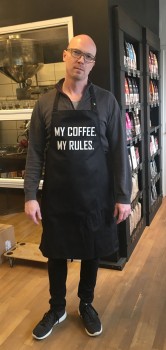 https://kaffeagenterne.dk/media/catalog/product/f/o/forklaede_my-coffee-my-rules.jpg